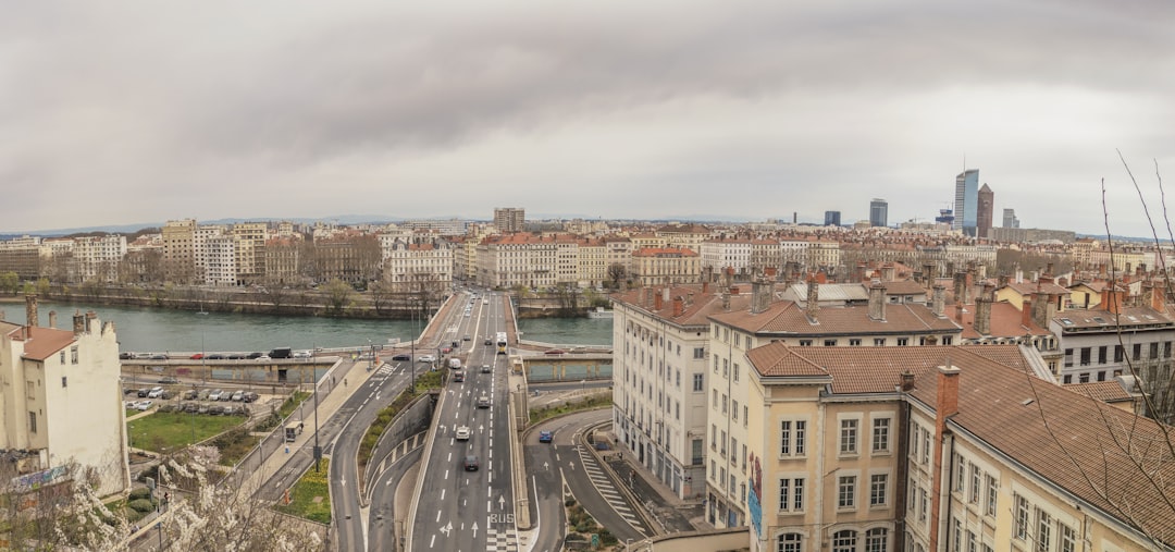 informations et mises à jour en temps réel sur la circulation routière, conseils de conduite et conditions de trafic pour faciliter vos déplacements.