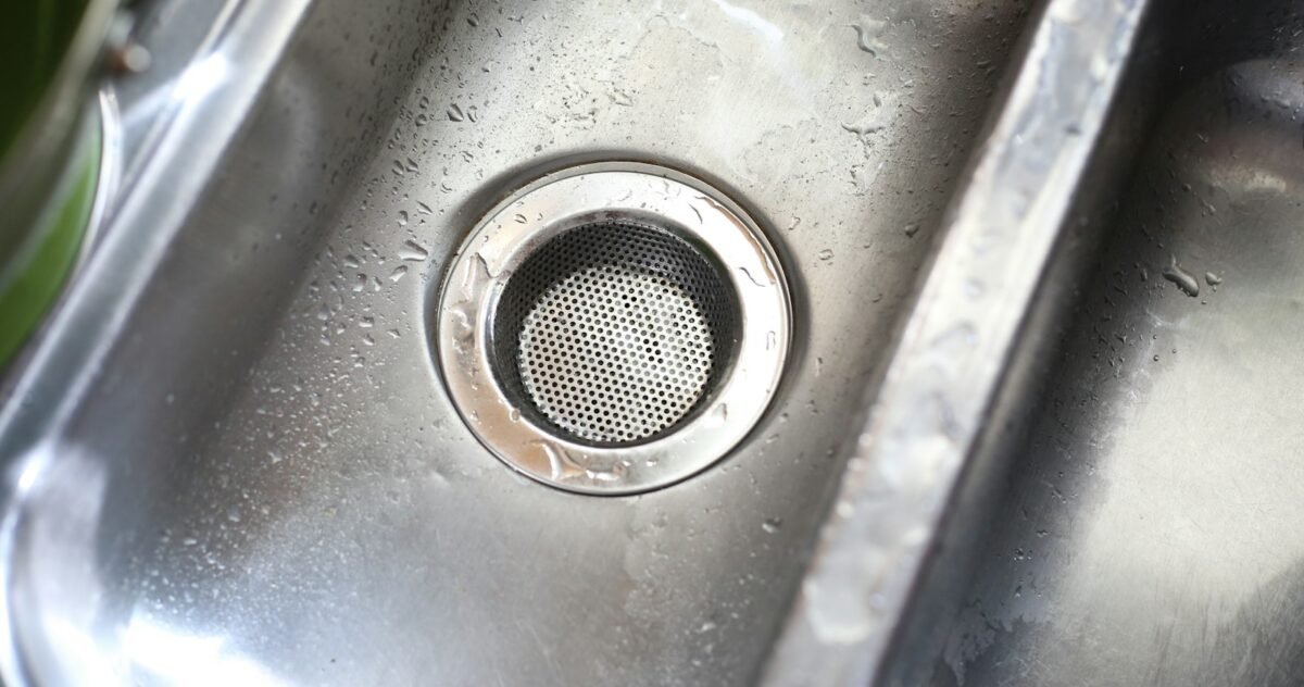 Évier en inox avec sa bonde et son panier de vidange